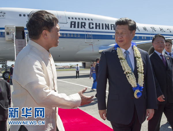11月17日，國(guó)家主席習(xí)近平抵達(dá)菲律賓首都馬尼拉尼諾·阿基諾國(guó)際機(jī)場(chǎng)，出席即將舉行的亞太經(jīng)合組織第二十三次領(lǐng)導(dǎo)人非正式會(huì)議。菲律賓高級(jí)官員到機(jī)場(chǎng)迎接習(xí)近平主席。新華社記者李學(xué)仁攝