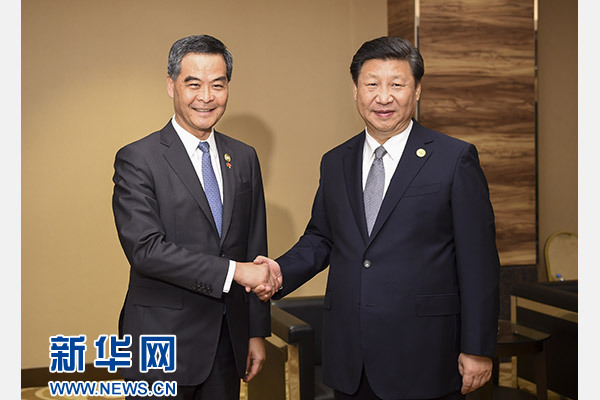 11月18日，國家主席習(xí)近平在菲律賓馬尼拉會見前來出席亞太經(jīng)合組織第二十三次領(lǐng)導(dǎo)人非正式會議的香港特別行政區(qū)行政長官梁振英。新華社記者謝環(huán)馳攝