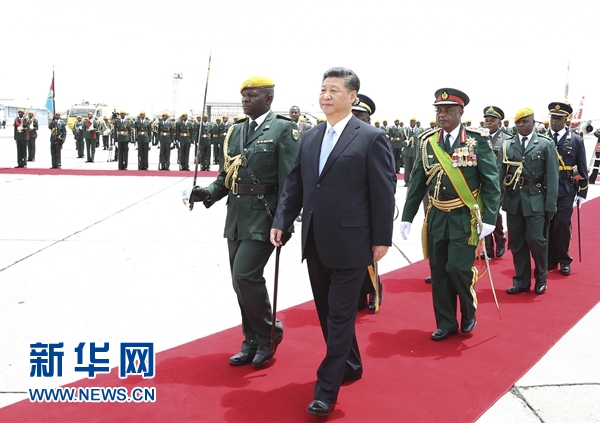 12月1日，中國國家主席習近平乘專機抵達津巴布韋首都哈拉雷，開始對津巴布韋進行國事訪問。津巴布韋總統(tǒng)穆加貝在機場舉行隆重歡迎儀式。這是習近平檢閱儀仗隊。新華社記者 黃敬文 攝 
