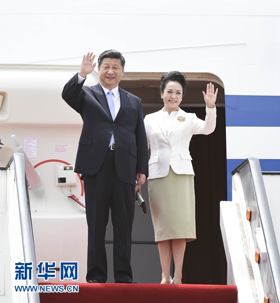 12月1日，中國國家主席習近平乘專機抵達津巴布韋首都哈拉雷，開始對津巴布韋進行國事訪問。津巴布韋總統(tǒng)穆加貝在機場舉行隆重歡迎儀式。這是習近平和夫人彭麗媛向歡迎人群揮手致意。新華社記者 謝環(huán)馳 攝 