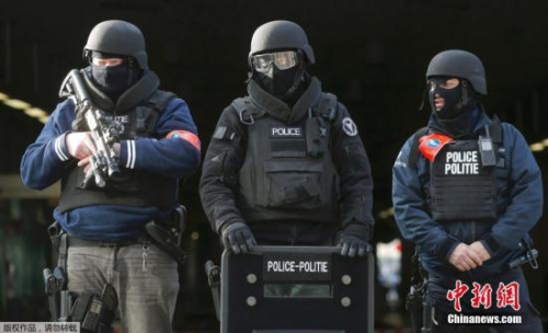 布魯塞爾全副武裝的警察。