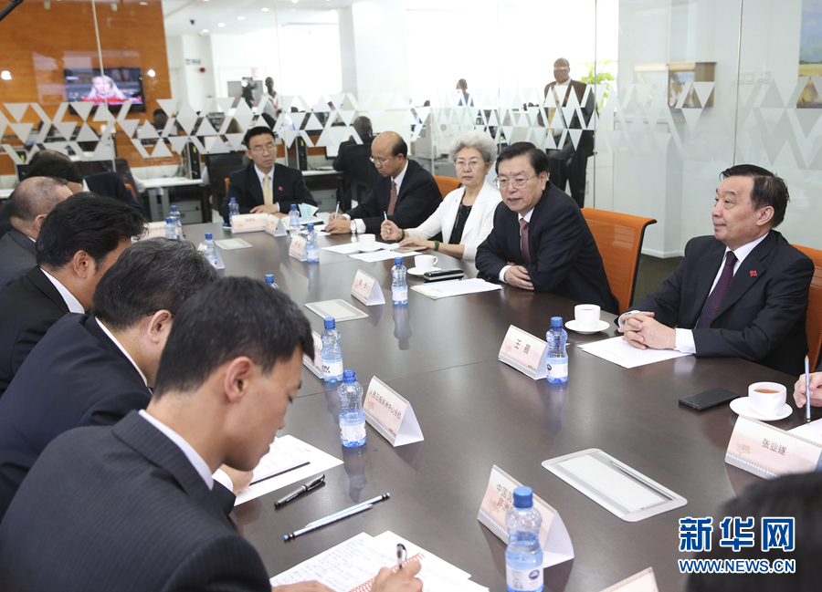 這是3月25日，張德江在肯尼亞首都內(nèi)羅畢考察中央電視臺(tái)非洲分臺(tái)并接見中央媒體駐非洲機(jī)構(gòu)負(fù)責(zé)人。 新華社記者馬占成攝