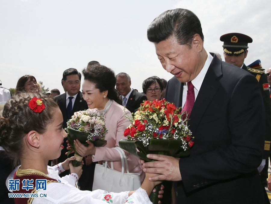  6月17日，國家主席習(xí)近平乘專機抵達貝爾格萊德，開始對塞爾維亞共和國進行國事訪問。塞爾維亞少年兒童向習(xí)近平和夫人彭麗媛獻上鮮花。新華社記者 蘭紅光 攝 