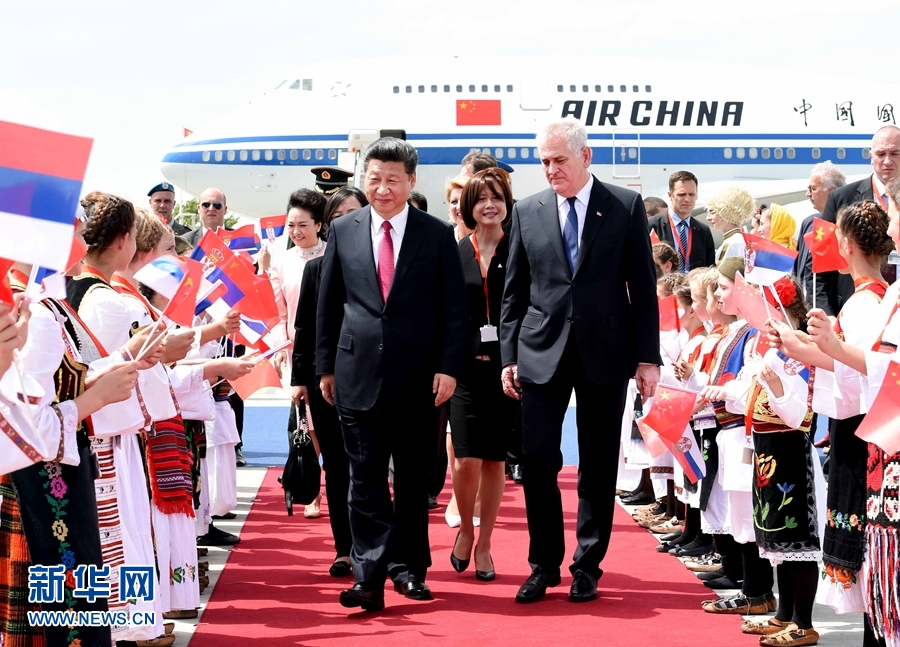 6月17日，國家主席習(xí)近平乘專機抵達貝爾格萊德，開始對塞爾維亞共和國進行國事訪問。習(xí)近平和夫人彭麗媛在機場受到塞爾維亞總統(tǒng)尼科利奇夫婦的熱情迎接。新華社記者 饒愛民 攝