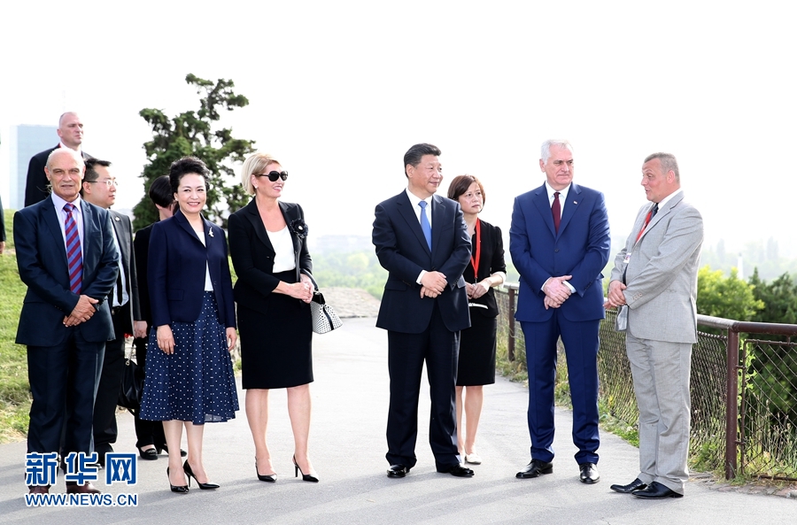6月17日，中國國家主席習(xí)近平和夫人彭麗媛在塞爾維亞總統(tǒng)尼科利奇夫婦陪同下參觀具有悠久歷史的貝爾格萊德卡萊梅格丹公園。 新華社記者 馬占成 攝