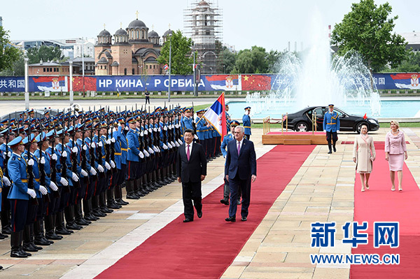 6月18日，國(guó)家主席習(xí)近平出席塞爾維亞總統(tǒng)尼科利奇在貝爾格萊德舉行的隆重歡迎儀式。 新華社記者饒愛(ài)民攝