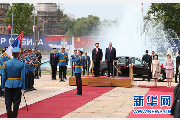  6月18日，國(guó)家主席習(xí)近平出席塞爾維亞總統(tǒng)尼科利奇在貝爾格萊德舉行的隆重歡迎儀式。 新華社記者馬占成攝