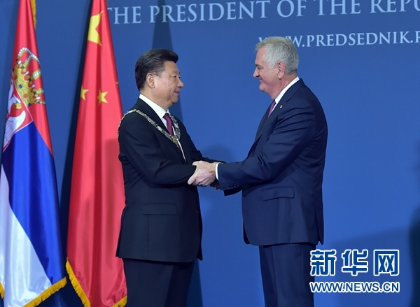 6月18日，國家主席習近平在貝爾格萊德同塞爾維亞總統(tǒng)尼科利奇舉行會談。會談后，尼科利奇向習近平授予塞爾維亞最高級別勛章“共和國一級榮譽勛章”，感謝習近平為中塞關系發(fā)展作出的杰出貢獻。新華社記者 李濤 攝 