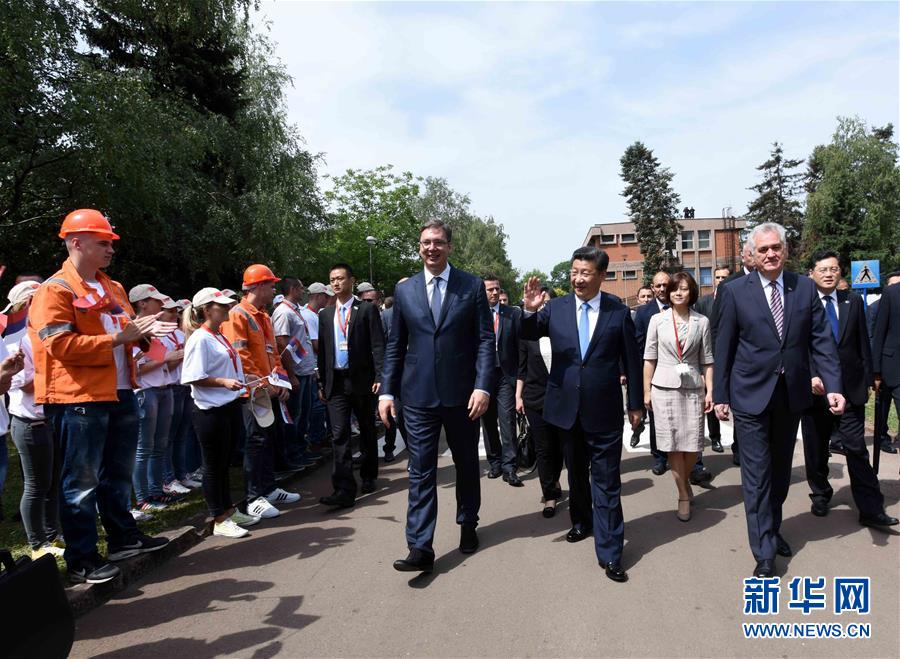 6月19日上午，國家主席習(xí)近平在貝爾格萊德參觀河鋼集團塞爾維亞斯梅代雷沃鋼廠。習(xí)近平抵達時，塞爾維亞總統(tǒng)尼科利奇、總理武契奇在停車處熱情迎接。鋼廠工人和家屬、當(dāng)?shù)厥忻駭?shù)千人夾道歡迎。新華社記者 饒愛民 攝