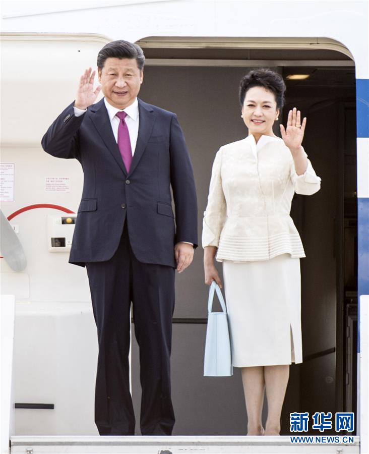6月19日，國家主席習近平抵達華沙，開始對波蘭共和國進行國事訪問。這是習近平和夫人彭麗媛步出艙門。 新華社記者 謝環(huán)馳 攝 