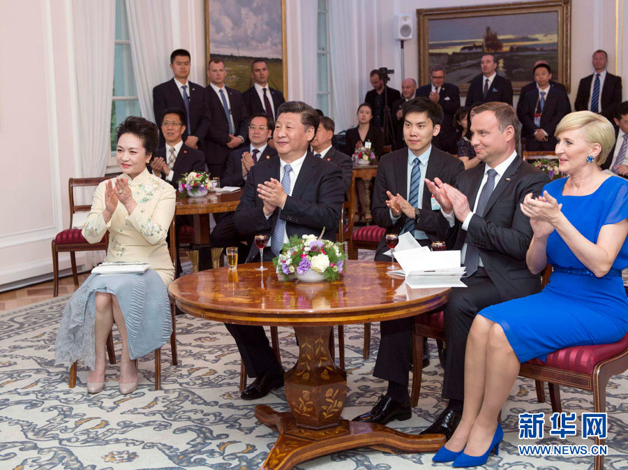 6月19日，國家主席習(xí)近平和夫人彭麗媛下午抵達(dá)波蘭首都華沙，當(dāng)晚即應(yīng)邀來到貝爾維德宮做客。這是習(xí)近平和彭麗媛同杜達(dá)夫婦共同欣賞波蘭馬佐夫舍民族歌舞團的精彩演出。新華社記者 謝環(huán)馳 攝 