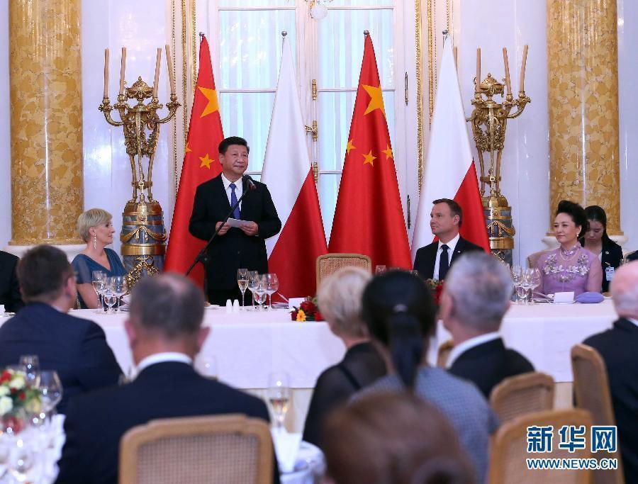 6月20日，國家主席習(xí)近平出席波蘭總統(tǒng)杜達(dá)在華沙王宮舉行的盛大歡迎晚宴。 新華社記者 劉衛(wèi)兵 攝
