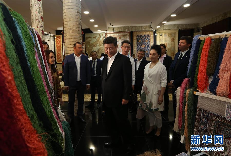 6月21日下午，正在對烏茲別克斯坦進行國事訪問的國家主席習近平在烏茲別克斯坦總理米爾濟約耶夫陪同下，來到布哈拉古城參觀這座被稱為“絲綢之路活化石”的歷史文化名城。這是習近平和夫人彭麗媛參觀一家地毯和絲綢作坊。新華社記者蘭紅光攝