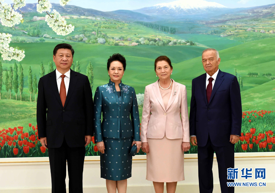 6月22日，國家主席習(xí)近平在塔什干庫克薩萊國賓館同烏茲別克斯坦總統(tǒng)卡里莫夫舉行會談。會談前，習(xí)近平出席卡里莫夫舉行的歡迎儀式。習(xí)近平和夫人彭麗媛受到卡里莫夫和夫人卡里莫娃熱情迎接。新華社記者饒愛民攝