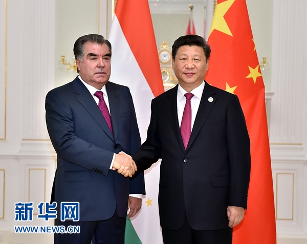 6月23日，國家主席習(xí)近平在塔什干會見塔吉克斯坦總統(tǒng)拉赫蒙。新華社記者李濤攝
