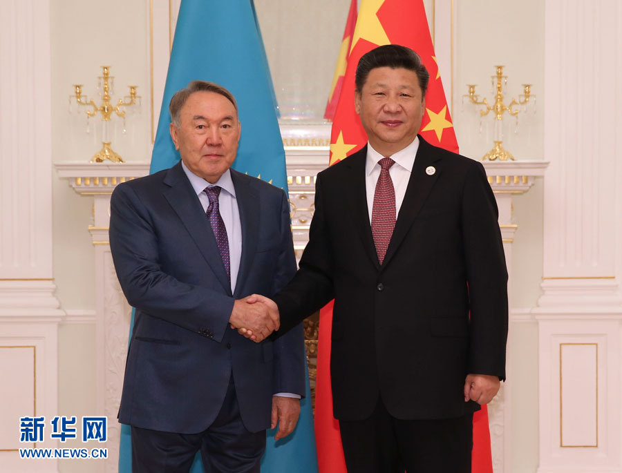  6月24日，國家主席習(xí)近平在塔什干會見哈薩克斯坦總統(tǒng)納扎爾巴耶夫。 新華社記者 蘭紅光 攝 