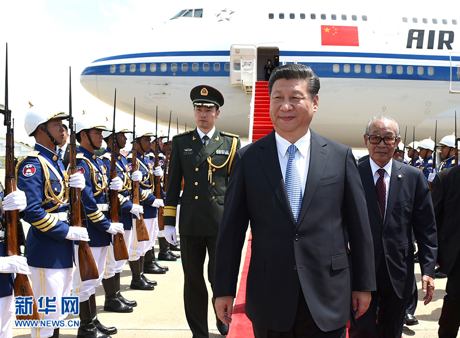 10月13日，國家主席習近平乘專機抵達金邊國際機場，開始對柬埔寨王國進行國事訪問。柬埔寨副首相兼王宮事務(wù)大臣貢桑奧親王和夏卡朋親王、阿倫公主等在舷梯旁熱情迎接習近平主席。新華社記者　謝環(huán)馳　攝