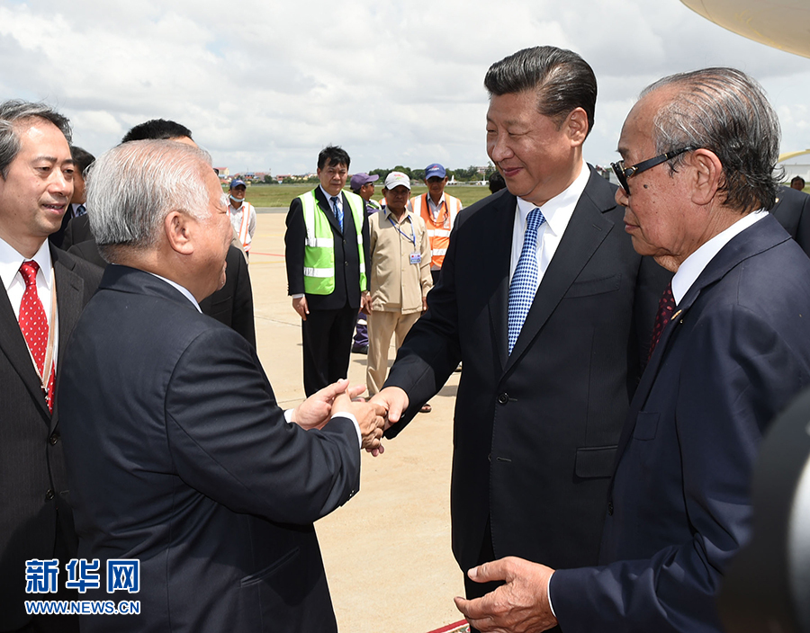 10月13日，國家主席習近平乘專機抵達金邊國際機場，開始對柬埔寨王國進行國事訪問。柬埔寨副首相兼王宮事務(wù)大臣貢桑奧親王和夏卡朋親王、阿倫公主等在舷梯旁熱情迎接習近平主席。新華社記者　謝環(huán)馳　攝