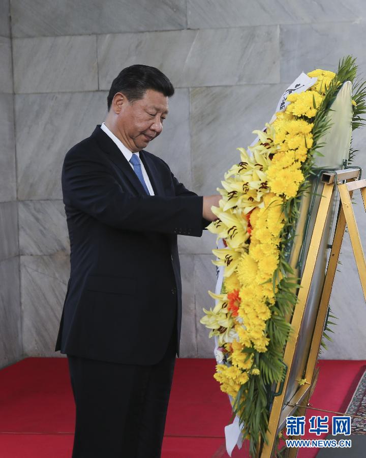 10月13日，國家主席習(xí)近平在金邊同柬埔寨首相洪森舉行會談。會談前，習(xí)近平向柬埔寨獨(dú)立紀(jì)念碑獻(xiàn)花圈。 新華社記者丁林?jǐn)z 