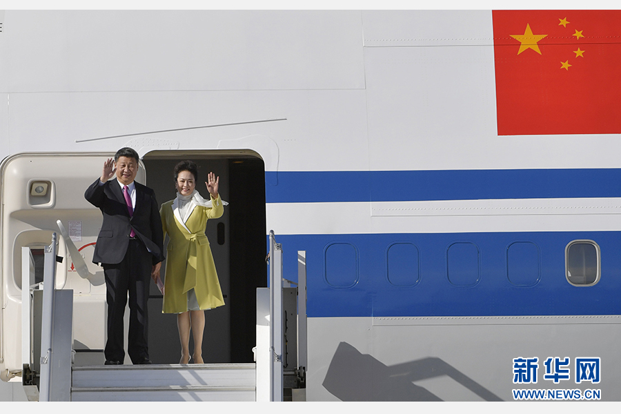 當(dāng)?shù)貢r(shí)間11月17日，國(guó)家主席習(xí)近平乘專機(jī)抵達(dá)基多，開(kāi)始對(duì)厄瓜多爾共和國(guó)進(jìn)行國(guó)事訪問(wèn)。這是習(xí)近平與夫人彭麗媛向歡迎人群揮手致意。新華社記者 王曄 攝 