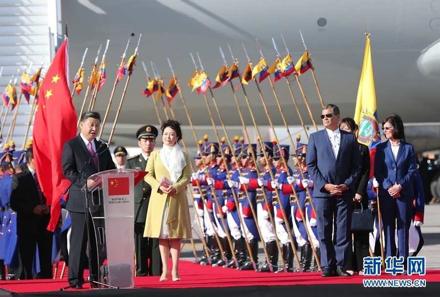 當(dāng)?shù)貢r(shí)間11月17日，國(guó)家主席習(xí)近平乘專機(jī)抵達(dá)基多，開(kāi)始對(duì)厄瓜多爾共和國(guó)進(jìn)行國(guó)事訪問(wèn)。厄瓜多爾總統(tǒng)科雷亞在機(jī)場(chǎng)為習(xí)近平舉行隆重歡迎儀式。這是習(xí)近平在歡迎儀式上致辭。新華社記者 馬占成 攝 
