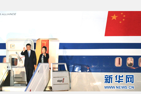 當地時間11月18日，國家主席習近平抵達利馬，出席亞太經合組織第二十四次領導人非正式會議并對秘魯共和國進行國事訪問。習近平和夫人彭麗媛受到秘魯副總統(tǒng)阿勞斯等熱情迎接。新華社記者 丁林 攝