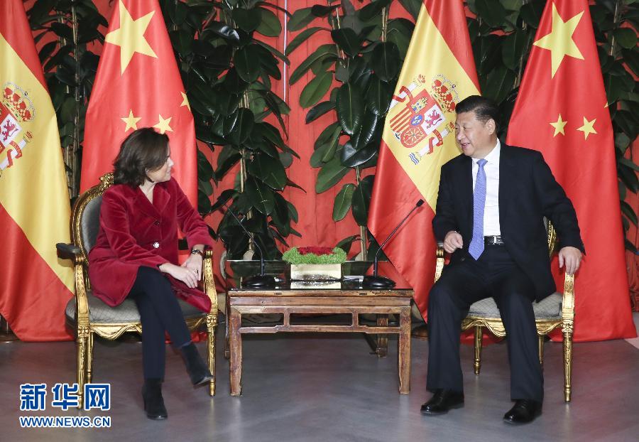 11月24日，國(guó)家主席習(xí)近平在西班牙大加那利島會(huì)見(jiàn)西班牙副首相薩恩斯。 新華社記者 蘭紅光 攝