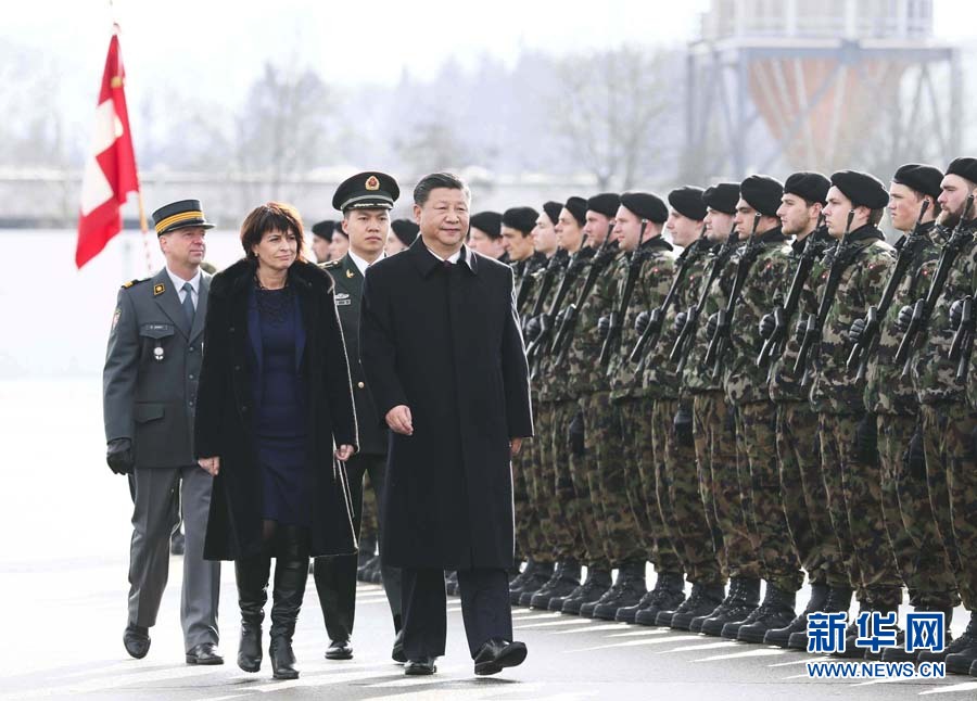 1月15日，國家主席習近平乘專機抵達蘇黎世，開始對瑞士聯(lián)邦進行國事訪問。 這是習近平在瑞士聯(lián)邦主席洛伊特哈德陪同下檢閱儀仗隊。新華社記者 蘭紅光 攝
