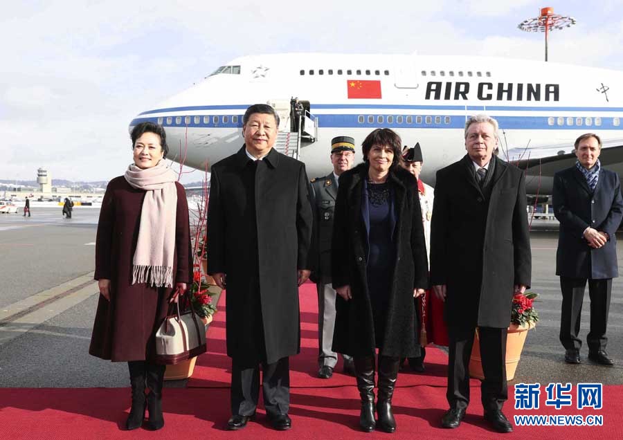 1月15日，國家主席習近平乘專機抵達蘇黎世，開始對瑞士聯(lián)邦進行國事訪問。這是瑞士聯(lián)邦主席洛伊特哈德在機場為習近平和夫人彭麗媛舉行隆重歡迎儀式。 新華社記者 蘭紅光 攝