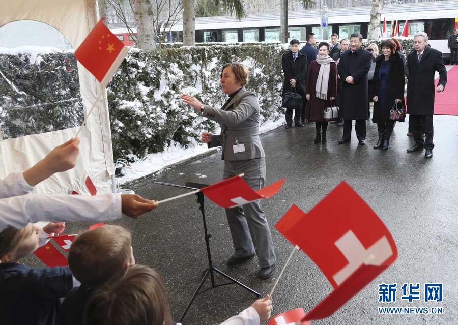 這是習(xí)近平和夫人彭麗媛在伯爾尼克爾薩茨火車(chē)站觀(guān)看瑞士童聲合唱團(tuán)表演。 新華社記者 蘭紅光 攝