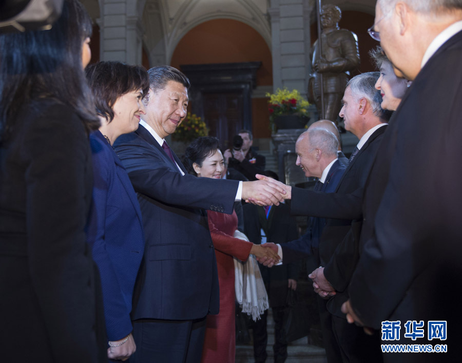 1月15日，國家主席習(xí)近平在伯爾尼出席瑞士聯(lián)邦委員會全體委員集體舉行的迎接儀式并致辭。 新華社記者 謝環(huán)馳 攝