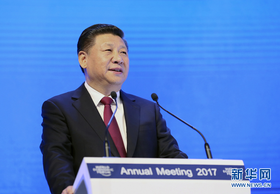 1月17日，國家主席習(xí)近平在瑞士達(dá)沃斯國際會(huì)議中心出席世界經(jīng)濟(jì)論壇2017年年會(huì)開幕式，并發(fā)表題為《共擔(dān)時(shí)代責(zé)任共促全球發(fā)展》的主旨演講。 新華社記者 蘭紅光 攝