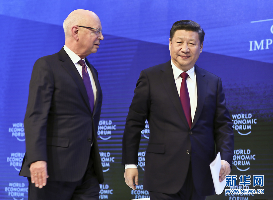 1月17日，國家主席習(xí)近平在瑞士達(dá)沃斯國際會(huì)議中心出席世界經(jīng)濟(jì)論壇2017年年會(huì)開幕式，并發(fā)表題為《共擔(dān)時(shí)代責(zé)任共促全球發(fā)展》的主旨演講。這是習(xí)近平同世界經(jīng)濟(jì)論壇創(chuàng)始人兼執(zhí)行主席施瓦布在一起。 新華社記者 蘭紅光 攝