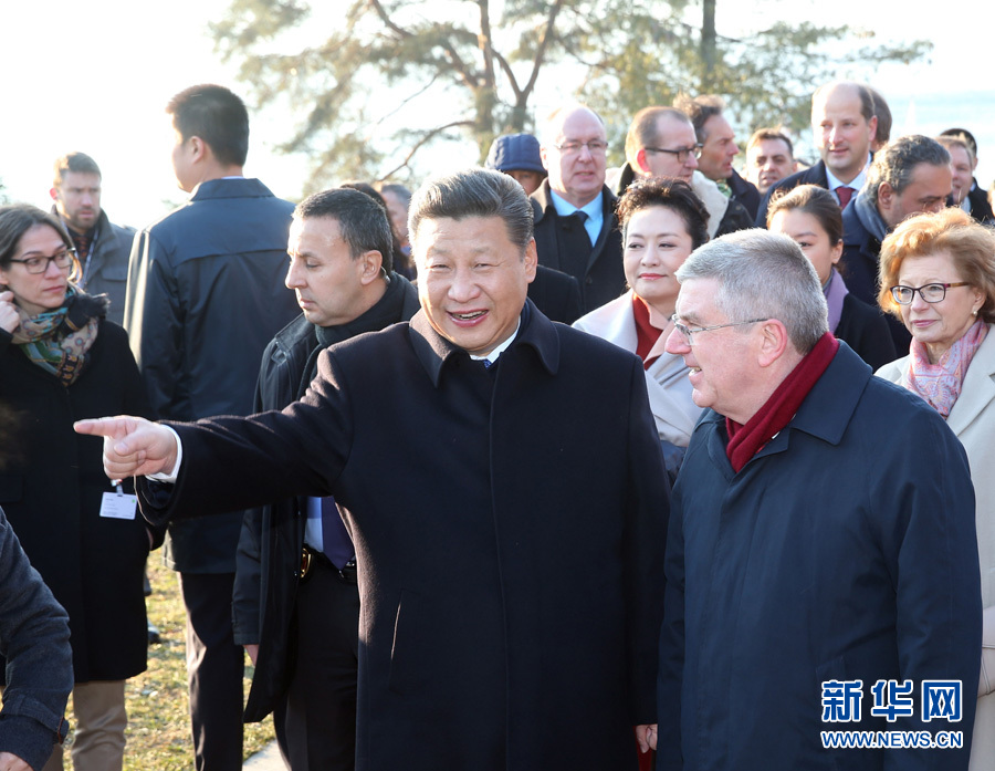 1月18日，國家主席習近平在瑞士洛桑國際奧林匹克博物館會見國際奧林匹克委員會主席巴赫。這是會見后，習近平和夫人彭麗媛在巴赫主席夫婦陪同下，參觀國際奧林匹克博物館。新華社記者 姚大偉 攝