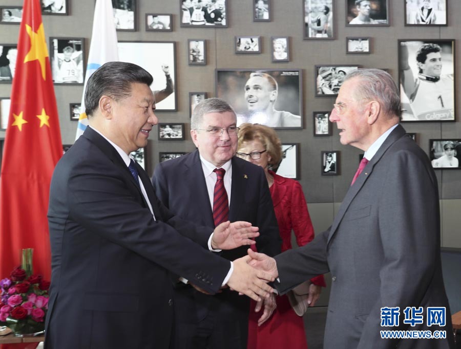 1月18日，國家主席習近平在瑞士洛桑國際奧林匹克博物館會見國際奧林匹克委員會主席巴赫。這是會見后，習近平與國際奧委會名譽主席羅格交談。新華社記者 蘭紅光 攝