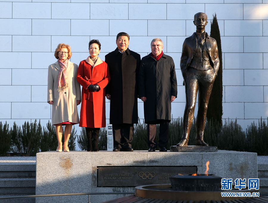 1月18日，國家主席習近平在瑞士洛桑國際奧林匹克博物館會見國際奧林匹克委員會主席巴赫。這是習近平和夫人彭麗媛與巴赫夫婦在現(xiàn)代奧林匹克運動發(fā)起人顧拜旦雕像前合影。新華社記者 姚大偉 攝