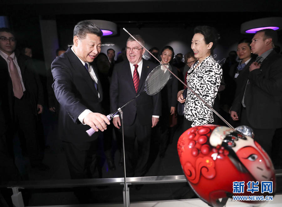 1月18日，國家主席習近平在瑞士洛桑國際奧林匹克博物館會見國際奧林匹克委員會主席巴赫。這是習近平在巴赫陪同下，參觀羽毛球世界冠軍李玲蔚用過的球拍。新華社記者 蘭紅光 攝
