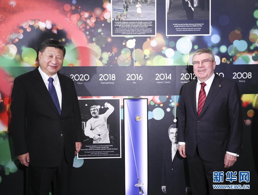 1月18日，國家主席習近平在瑞士洛桑國際奧林匹克博物館會見國際奧林匹克委員會主席巴赫。這是習近平與巴赫在巴赫作為擊劍運動員參加奧運會的照片前合影。新華社記者 蘭紅光 攝