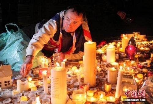 3月23日晚，倫敦民眾在市中心的特拉法加廣場(chǎng)舉行燭光集會(huì)，悼念此前一天發(fā)生在英國(guó)議會(huì)大廈附近的恐怖襲擊事件遇難者。 <a target='_blank' ><p  align=