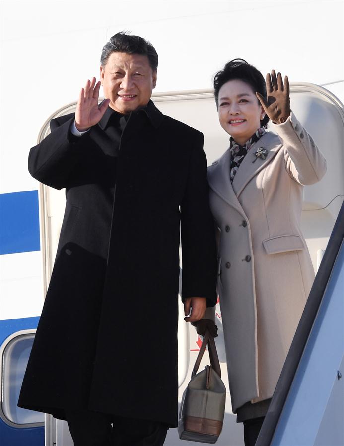 4月4日，國家主席習(xí)近平乘專機(jī)抵達(dá)赫爾辛基，開始對(duì)芬蘭共和國進(jìn)行國事訪問。這是習(xí)近平和夫人彭麗媛步出艙門。 新華社記者 饒愛民 攝 