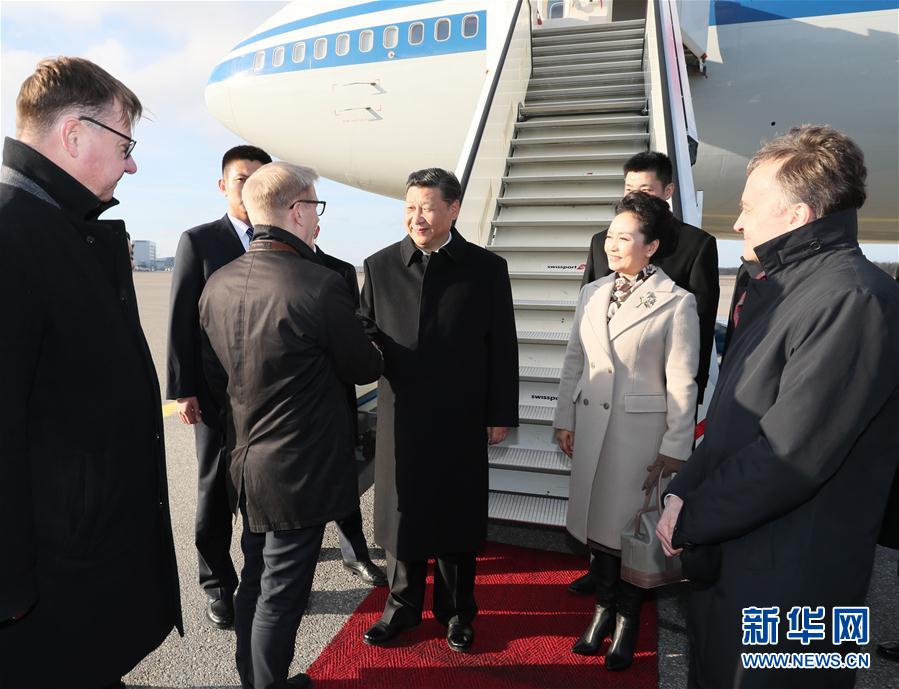 4月4日，國家主席習(xí)近平乘專機(jī)抵達(dá)赫爾辛基，開始對(duì)芬蘭共和國進(jìn)行國事訪問。這是芬蘭政府代表、農(nóng)業(yè)與環(huán)境部長(zhǎng)蒂利凱寧等在舷梯旁熱情迎接習(xí)近平和夫人彭麗媛。新華社記者 蘭紅光 攝 