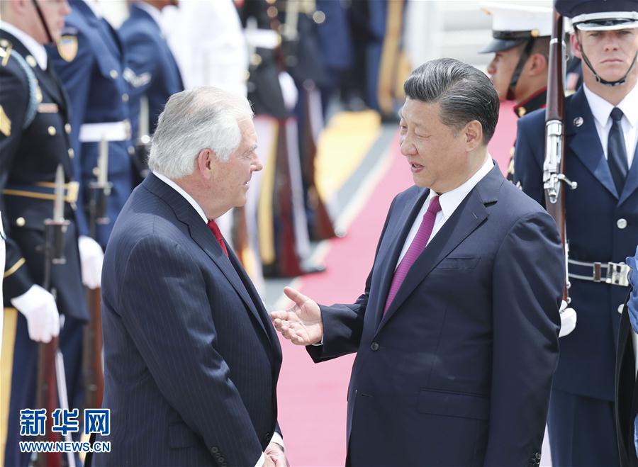 4月6日，國家主席習(xí)近平乘專機抵達美國佛羅里達州，將在海湖莊園同美國總統(tǒng)特朗普舉行中美元首會晤。習(xí)近平和夫人彭麗媛受到美國國務(wù)卿蒂勒森夫婦等熱情迎接。新華社記者 丁林 攝 