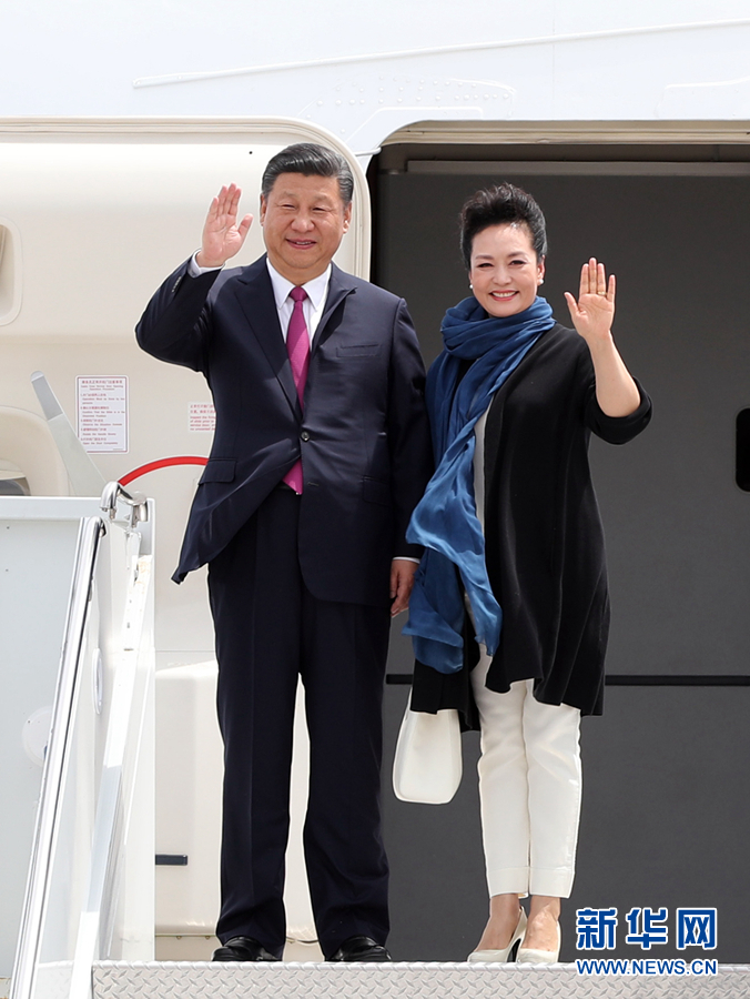 4月6日，國家主席習(xí)近平乘專機抵達美國佛羅里達州，將在海湖莊園同美國總統(tǒng)特朗普舉行中美元首會晤。這是習(xí)近平和夫人彭麗媛步出機艙。新華社記者 劉衛(wèi)兵 攝 