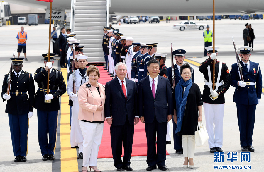 4月6日，國家主席習(xí)近平乘專機抵達美國佛羅里達州，將在海湖莊園同美國總統(tǒng)特朗普舉行中美元首會晤。習(xí)近平和夫人彭麗媛受到美國國務(wù)卿蒂勒森夫婦等熱情迎接。新華社記者 吳曉凌 攝