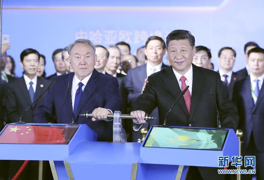 6月8日，正在哈薩克斯坦訪問(wèn)的國(guó)家主席習(xí)近平在哈薩克斯坦總統(tǒng)納扎爾巴耶夫陪同下，參觀阿斯塔納專項(xiàng)世博會(huì)中國(guó)國(guó)家館，并共同出席中哈亞歐跨境運(yùn)輸視頻連線儀式。這是在中國(guó)國(guó)家館舉行的中哈亞歐跨境運(yùn)輸視頻連線儀式上，兩國(guó)元首共同推動(dòng)操控桿，視頻顯示中哈連云港物流合作基地和“霍爾果斯－東大門”經(jīng)濟(jì)特區(qū)無(wú)水港兩個(gè)分會(huì)場(chǎng)四列火車?guó)Q笛開(kāi)行。新華社記者 丁林 攝