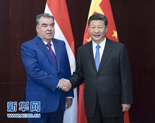 6月9日，國家主席習(xí)近平在阿斯塔納會見塔吉克斯坦總統(tǒng)拉赫蒙。新華社記者 李濤 攝