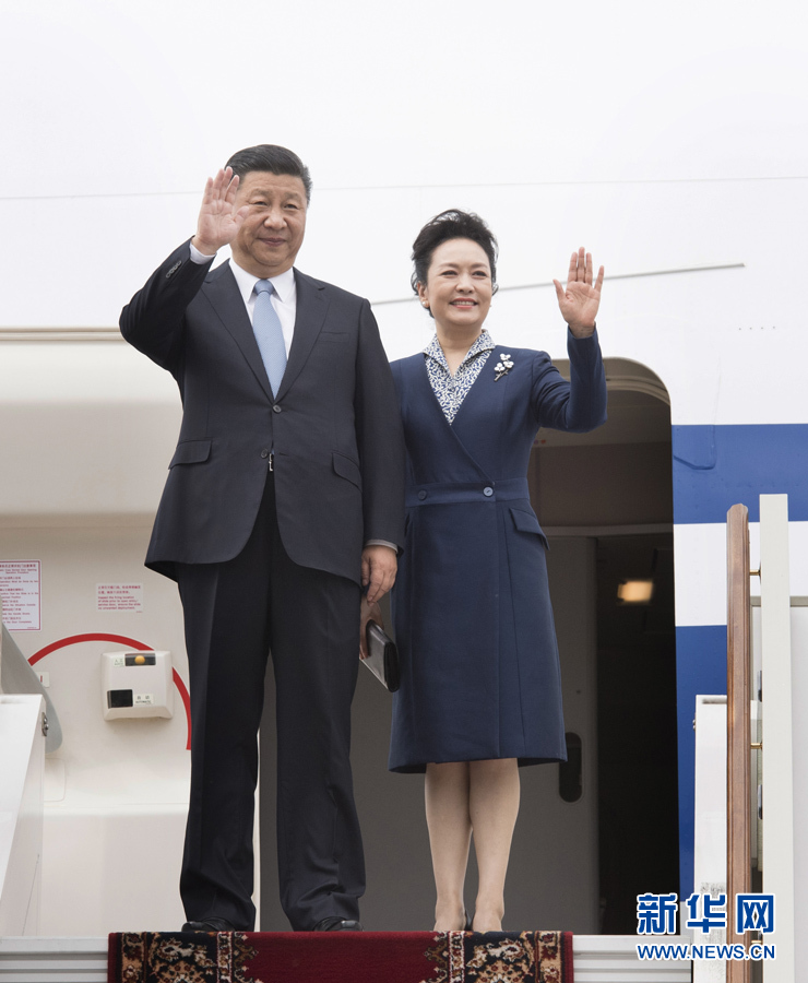 7月3日，國家主席習(xí)近平乘專機抵達莫斯科，開始對俄羅斯聯(lián)邦進行國事訪問。這是習(xí)近平和夫人彭麗媛步出艙門。 新華社記者 李學(xué)仁 攝
