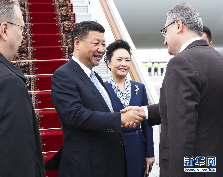 7月3日，國家主席習(xí)近平乘專機抵達莫斯科，開始對俄羅斯聯(lián)邦進行國事訪問。這是習(xí)近平和夫人彭麗媛受到俄羅斯政府高級官員熱情迎接。新華社記者 謝環(huán)馳 攝 