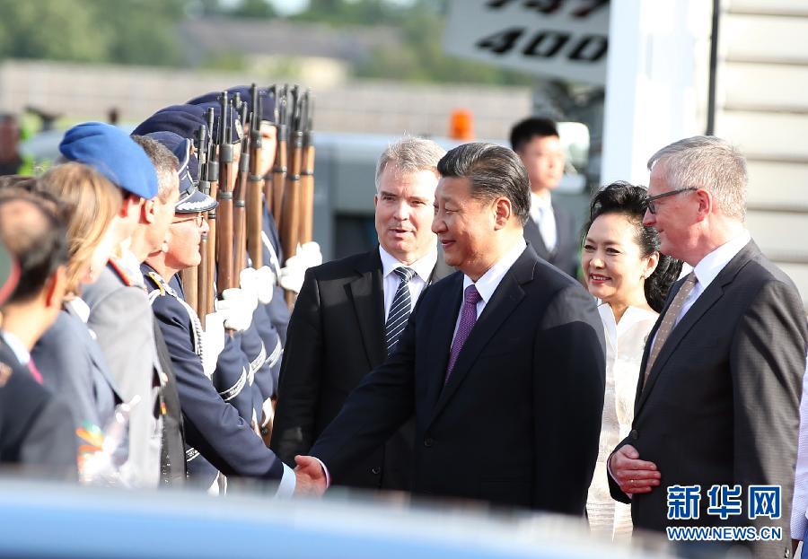 7月4日，國家主席習近平乘專機抵達柏林，開始對德意志聯(lián)邦共和國進行國事訪問。德國政府高級官員在舷梯旁迎接習近平和夫人彭麗媛。新華社記者 姚大偉 攝
