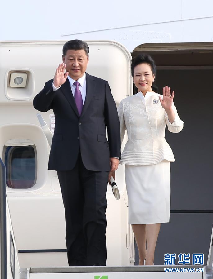 7月4日，國家主席習近平乘專機抵達柏林，開始對德意志聯(lián)邦共和國進行國事訪問。這是習近平和夫人彭麗媛步出艙門。 新華社記者 姚大偉 攝